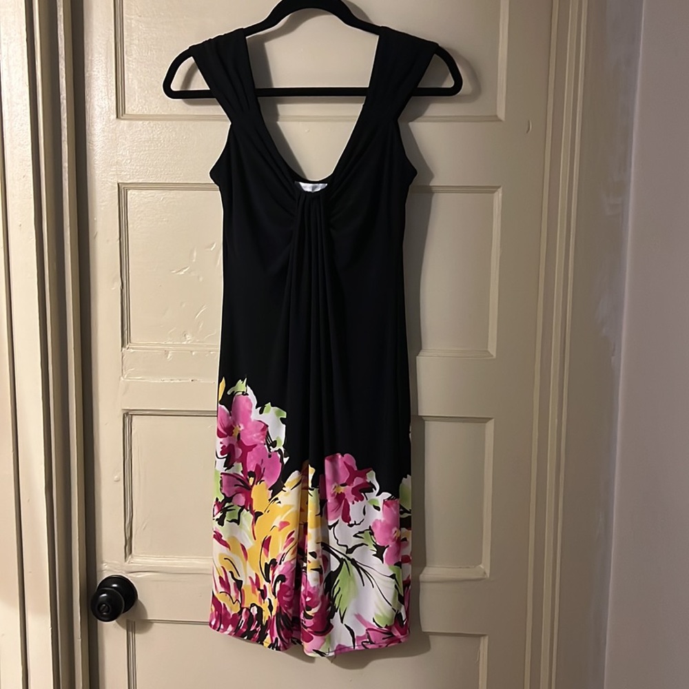 Beautiful floral dress. Size 4 also fits 2.  Heavenly comfort!